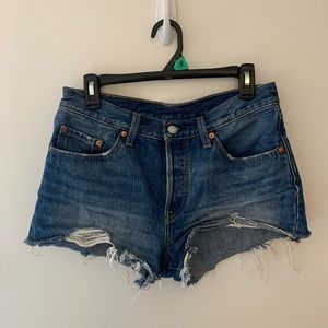 mid wash Levi’s shorts 💙